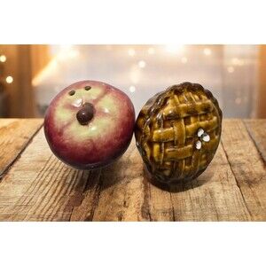 Cracker Barrel Apple And Apple Pie Salt & Pepper Shaker Set Collectible  NEW